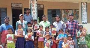 मूलकला फाउंडेशनच्या पुढाकारातून माणिक्यापूर गावातील शाळेकरी विद्यार्थ्यांना मोफत नोटबुकची वाटप