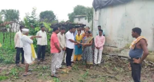 अवकाळी पावसामुळे घरावर झाड कोसळल्याने नुकसान झालेल्या महागाव (खुर्द) येथील आलम कुटुंबियांना : माजी जि.प.अध्यक्ष तथा कृषि उत्पन्न बाजार समिती सभापती अजय कंकडालवार यांच्या कडून आर्थिक मदत