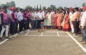 माजी जि.प.अध्यक्ष अजयभाऊ कंकडालवार यांच्या हस्ते क्रिकेट स्पर्धेचे उदघाटन