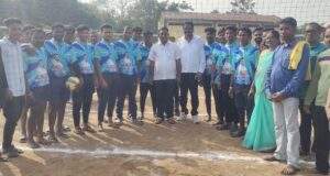 माजी जि.प.अध्यक्ष तथा अहेरी बाजार समिती सभापती अजयभाऊ कंकडालवार यांच्या हस्ते व्हाॅलीबाॅल स्पर्धेचे उदघाटन