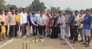 माजी जि.प.अध्यक्ष तथा अहेरी बाजार समिती सभापती अजयभाऊ कंकडालवार यांनी क्रिकेट स्पर्धेचे उदघाटन