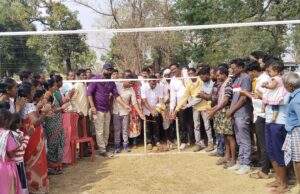 माजी जि.प.अध्यक्ष तथा अहेरी बाजार समिती सभापती अजयभाऊ कंकडालवार यांच्या हस्ते व्हाॅलीबाॅल स्पर्धेचे उद्घाटन