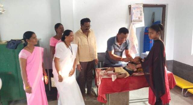 प्राथमिक आरोग्य केंद्र इंदाराम येते प्लसपोलिओ लसीकरण मोहिमेला माजी जि.प.अध्यक्ष अजय कंकडालवार यांच्या हस्ते शुभारंभ