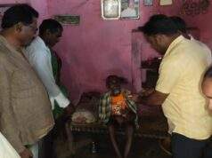 महागाव खुर्द येथील लकवा आजाराने ग्रस्त असलेल्या इसमास माजी जि.प.अध्यक्ष अजय कंकडालवार यांच्या कडून आर्थिक मदत