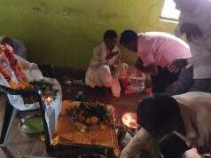 काँग्रेसनेते अजय कंकडालवार आणि आदिवासी काँग्रेस सेलचे जि.अध्यक्ष हनमंतू मडावी यांनी तेरवी कार्यक्रमाला उपस्थित