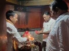 काँग्रेसनेते अजय कंकडालवार आणि आदिवासी काँग्रेस सेलचे जि.अध्यक्ष हनमंतू मडावी यांनी घेतली शिव मंदिरात दर्शन