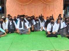 सिरोंचात महाविकास आघाडीतर्फे तोंडाला काळी फीत लावून निषेध