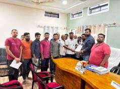 सिरोंचा नाभिक समाजा तर्फे समाज भवना बांधकाम करिता नगरपंचायतचे उपाध्यक्ष बबलू पाशा यांना निवेदन