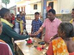 काँग्रेस अहेरी विधानसभा क्षेत्राचे समन्वयक अजय कंकडालवार यांनी तोर्रेम कुटुंबाचे सांत्वन पर भेट व तेरवी कार्यक्रमाला आर्थिक मदत