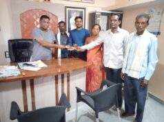 मोहुर्ले येथील बजरंगबली भजन मंडळाला भजन साहित्य खरेदीसाठी कंकडालवार यांच्याकडून आर्थिक मदत