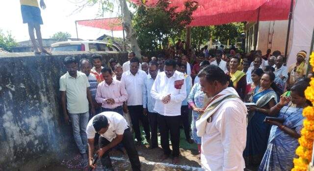 माजी जि.प.अध्यक्ष अजय कंकडालवार यांचा हस्ते छत्रपती शिवाजी महाराज यांच्या पुतळ्याच्या बांधकामाचे भूमिपूजन