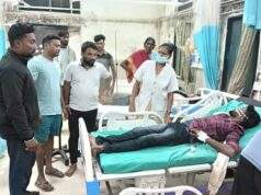 सिरोंचा नगरपंचायत समोरील रस्त्यावर अपघातात जखमींना सामाजिक कार्यकर्त्यांच्या मदतीने रुग्णालयात दाखल