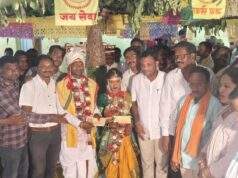 काँग्रेसनेते अजय कंकडालवार व हनमंतु मडावी यांनी विवाह सोहळ्याला उपस्थित