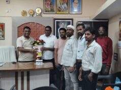 अशोकभाऊ येलमुले यांना पुष्पगुच्छ देऊन अजय कंकडालवार यांनी दिले शुभेच्छा