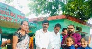 कंकडालवारांच्या वाढदिवसनिमित्त महागाव येथील शालेय विध्यार्थ्यांना साहित्य वाटप