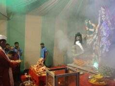 कंकडालवार दाम्पत्याच्या हस्ते माँ दुर्गा मातेची महाआरती..आदर्श दुर्गा मंडळाकडून महाआरती व महाप्रसाद कार्यक्रम आयोजन
