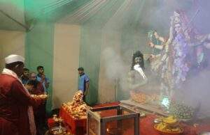 कंकडालवार दाम्पत्याच्या हस्ते माँ दुर्गा मातेची महाआरती..आदर्श दुर्गा मंडळाकडून महाआरती व महाप्रसाद कार्यक्रम आयोजन