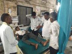 काँग्रेसनेते अजयभाऊ कंकडालवार कडून सर्पदंश झालेल्या संदीप पोरतेट याला आर्थिक मदत