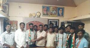 पेरमिली राजाराम जि.प.क्षेत्रातील राष्ट्रवादी व विविध पक्षातील कार्यकर्त्यांनी धरले काँग्रेसची ‘हात’