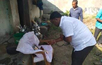 माजी जि.प.अध्यक्ष अजयभाऊ कंकडालवार यांच्याकडून देव्हारा परिवाराला आर्थिक मदत