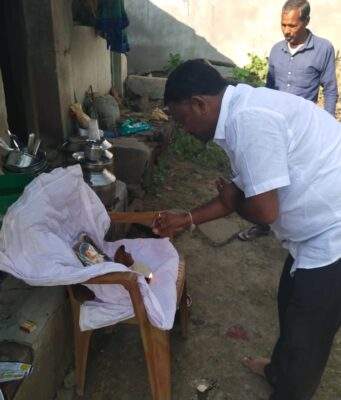 माजी जि.प.अध्यक्ष अजयभाऊ कंकडालवार यांच्याकडून देव्हारा परिवाराला आर्थिक मदत