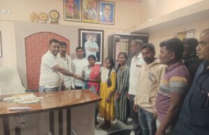 आटो प्रवास करतांना एका विध्यार्थ्यांचे दुदैव मूत्यू ; अजय कंकडालवार यांचाकडून सोदारी परिवाराला आर्थिक मदत