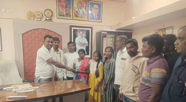 आटो प्रवास करतांना एका विध्यार्थ्यांचे दुदैव मूत्यू ; अजय कंकडालवार यांचाकडून सोदारी परिवाराला आर्थिक मदत