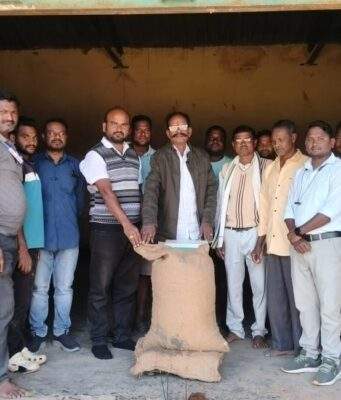 कसनसूर येथील धान खरेदी केंद्राचे टी.डी.सी.चे संचालक सैनू गोटा यांच्या हस्ते उदघाटन