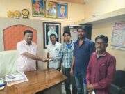 महागाव येथील कॅन्सरग्रस्त व्येक्तीला उपचारासाठी अजय कंकडालवार यांच्याकडून आर्थिक मदत