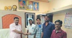 महागाव येथील कॅन्सरग्रस्त व्येक्तीला उपचारासाठी अजय कंकडालवार यांच्याकडून आर्थिक मदत