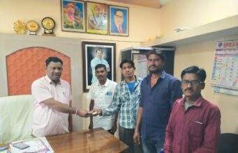 महागाव येथील कॅन्सरग्रस्त व्येक्तीला उपचारासाठी अजय कंकडालवार यांच्याकडून आर्थिक मदत