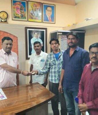 महागाव येथील कॅन्सरग्रस्त व्येक्तीला उपचारासाठी अजय कंकडालवार यांच्याकडून आर्थिक मदत