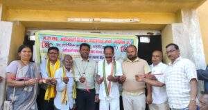 जारावंडी येथील धान खरेदी केंद्राचे टी.डी.सी.चे संचालक सैनू गोटा यांच्या हस्ते उदघाटन