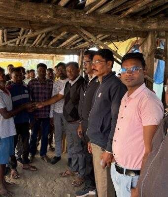 माजी जि.प.अध्यक्ष अजय कंकडालवार यांनी तलांडी कुटुंबांची सांत्वनपर भेट व आर्थिक मदत