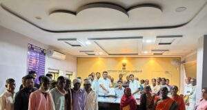 मुत्तापूर येथील आबादी जागेवरील अनधिकृत अतिक्रमण हटवा….अजय कंकडालवार यांचा नेतृत्वाखाली अहेरी तहसीलदार यांना गावाकऱ्यांच्या निवेदन