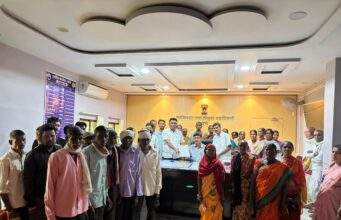 मुत्तापूर येथील आबादी जागेवरील अनधिकृत अतिक्रमण हटवा….अजय कंकडालवार यांचा नेतृत्वाखाली अहेरी तहसीलदार यांना गावाकऱ्यांच्या निवेदन