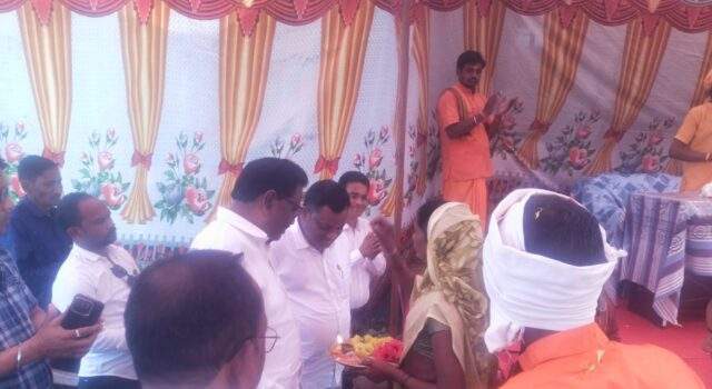 काँग्रेस नेते कंकडालवार यांच्या हस्ते श्रीगणरायाचे मंदिर बांधकामाचे भूमिपूजन संपन्न..काँग्रेस नेते कंकडालवार बंदूकपल्ली येथे स्व:खर्चाने बांधून देणार मंदिराचे बांधकाम