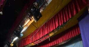 टिकेपल्लीतील महाशिवरात्री यात्रेत नाटकाची मेजवानी : माजी जि.प.अध्यक्ष अजय कंकडालवार यांच्या हस्ते नाट्यप्रयोगाचे उदघाटन