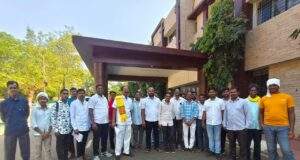 एटापल्ली तालुक्यातील पंधरा गावातील नागरिकांनी गाठले जिल्हाधिकारी कार्यालय…जिल्हाधिकाऱ्यांना विविध ज्वलंत समस्यांचे निवेदन सादर