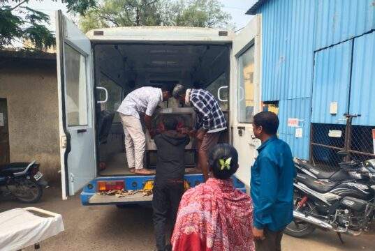 मृतदेह स्व:गावी पोहोचविण्यासाठी कंकडालवार यांनी करून दिली खाजगी रुग्णवाहिकेची व्यवस्था