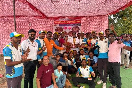 टेकमपल्ली येथे क्रिकेट सामन्याचे माजी जि.प.अध्यक्ष अजयभाऊ कंकडालवार यांच्या हस्ते बक्षीस वितरण