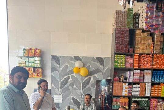 काँग्रेस नेते अजयभाऊ कंकडालवार यांनी कोंडूम रायचंदमल किराणा मर्चेंट दुकानाचे उदघाटन प्रसंगी उपस्थित