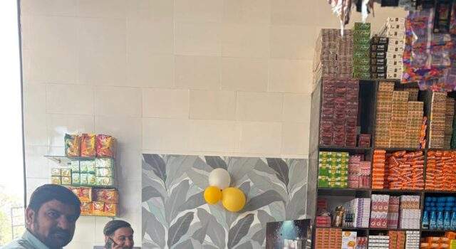 काँग्रेस नेते अजयभाऊ कंकडालवार यांनी कोंडूम रायचंदमल किराणा मर्चेंट दुकानाचे उदघाटन प्रसंगी उपस्थित