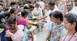 वेंकटेश्वर स्वामी बालाजी मंदिरात स्व.रामय्याजी पोचय्या कंकडालवार यांच्या स्मृती प्रित्यर्थ- महाप्रसाद वितरण