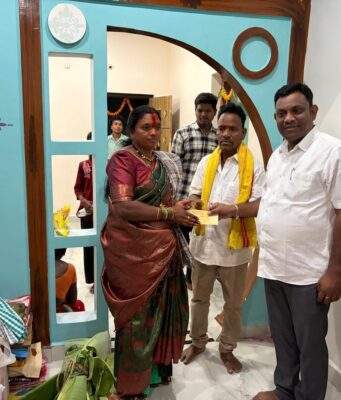 पेंदाम परिवाराचा गृहप्रवेश कार्यक्रमाला काँग्रेस नेते डॉ.अजय कंकडालवार यांची उपस्थित