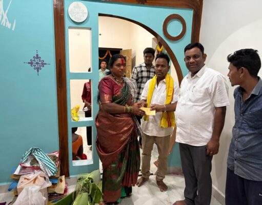 पेंदाम परिवाराचा गृहप्रवेश कार्यक्रमाला काँग्रेस नेते डॉ.अजय कंकडालवार यांची उपस्थित