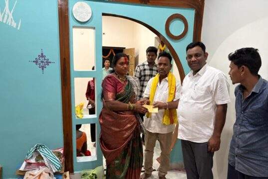 पेंदाम परिवाराचा गृहप्रवेश कार्यक्रमाला काँग्रेस नेते डॉ.अजय कंकडालवार यांची उपस्थित