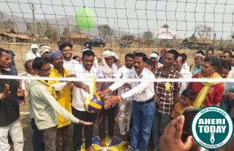 माजी जि.प.अध्यक्ष डॉ.अजयभाऊ कंकडालवार यांचा हस्ते लिंगमपल्ली येथे भव्य ग्रामीण व्हॉलीबॉल स्पर्धेचे उदघाटन