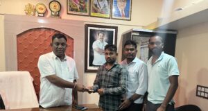 ट्रॅक्टर अपघातातील जख्मी महिलेला कंकडालवार कडून आर्थिक मदतीची हात….चिंतलपेठ येथे महिला मजुरांची ट्रॅक्टर पलटली”अनेक महिला गंभीर