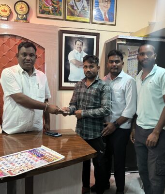 ट्रॅक्टर अपघातातील जख्मी महिलेला कंकडालवार कडून आर्थिक मदतीची हात….चिंतलपेठ येथे महिला मजुरांची ट्रॅक्टर पलटली”अनेक महिला गंभीर